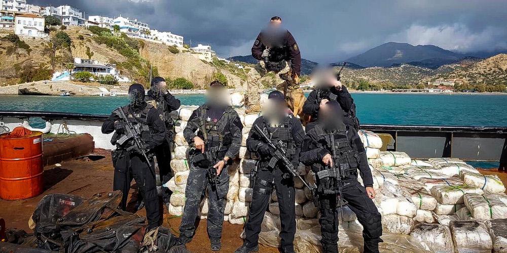 Τα βαπόρια των ναρκωτικών: 14 τόνους χασίς στα δίχτυα του Λιμενικού [Αποκλειστικές εικόνες]