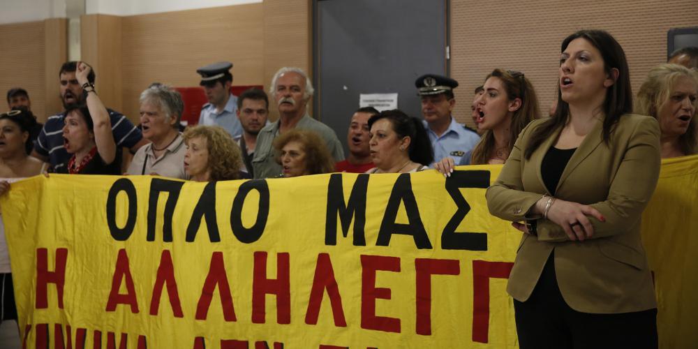 Σε έξαλλη κατάσταση η Κωνσταντοπούλου με τους αστυνομικούς στο Ειρηνοδικείο [βίντεο]