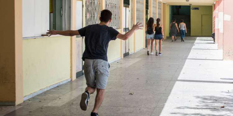 Σοκ: Τροφική δηλητηρίαση έπαθαν 20 μαθητές από τα Τρίκαλα σε εκδρομή στη Βεργίνα