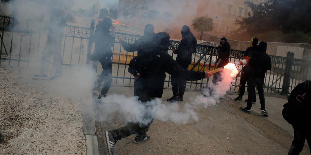 Μαθητές πέταξαν μολότοφ έξω από το υπουργείο Παιδείας