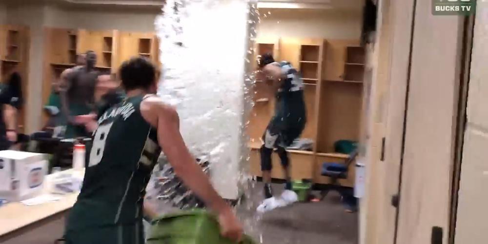 Χαμός με Αντετοκούνμπο: Τον μπουγέλωσαν οι συμπαίκτες του για το νικητήριο καλάθι που έβαλε [βίντεο]