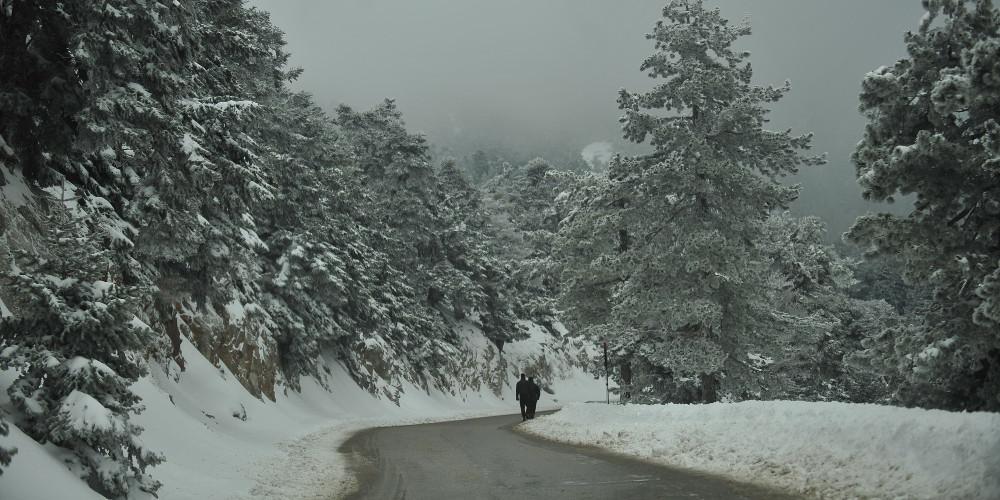 Καιρός: «Αγριεύει» το σκηνικό από την Τρίτη, βροχές και χιόνια σε όλη τη χώρα – Ντύνεται στα λευκά και η Πάρνηθα