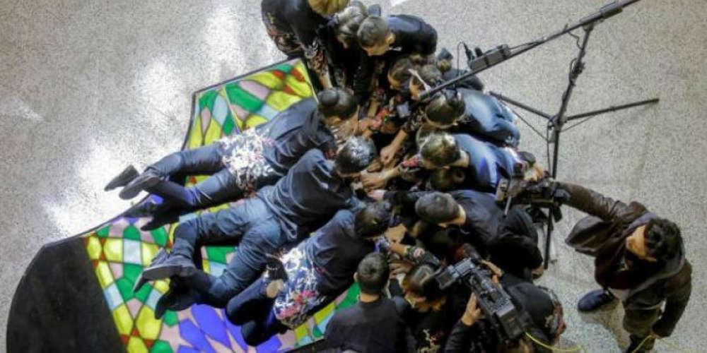 Απίστευτο ρεκόρ Guinness: 20 μαθητές έπαιξαν στο ίδιο πιάνο [βίντεο]