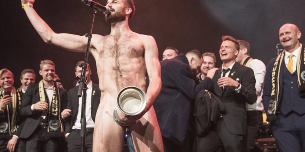 Ποδοσφαιριστής σήκωσε το κύπελλο με το πέος του! [βίντεο]