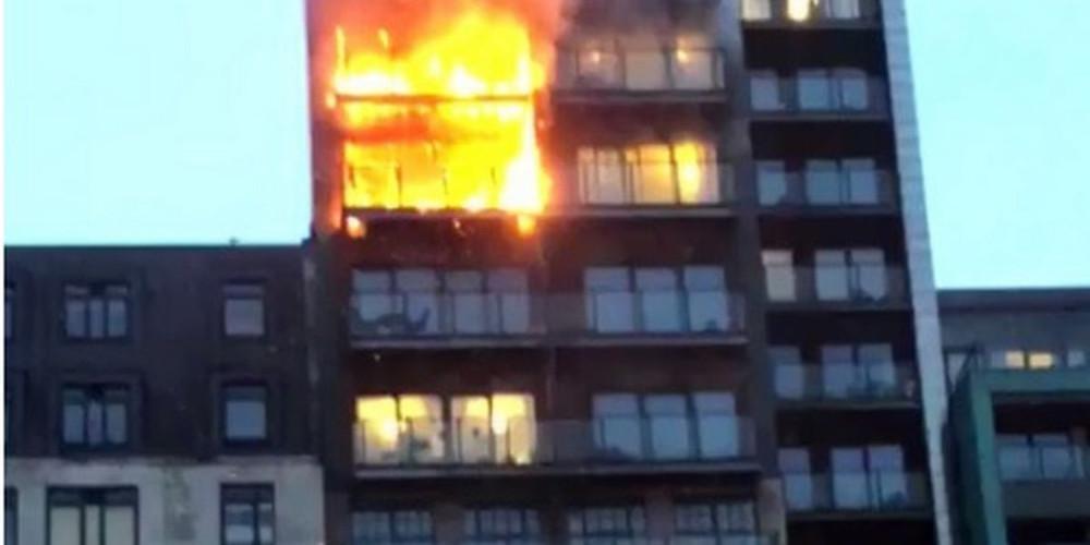 Πυρκαγιά σε 12ώροφη πολυκατοικία στο Μάντσεστερ [βίντεο]