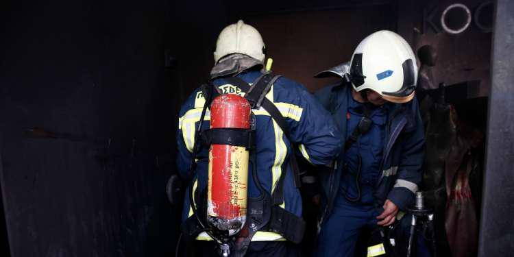 Απεγκλωβισμός ηλικιωμένης από φλεγόμενο διαμέρισμα από αστυνομικούς στην Καλαμαριά