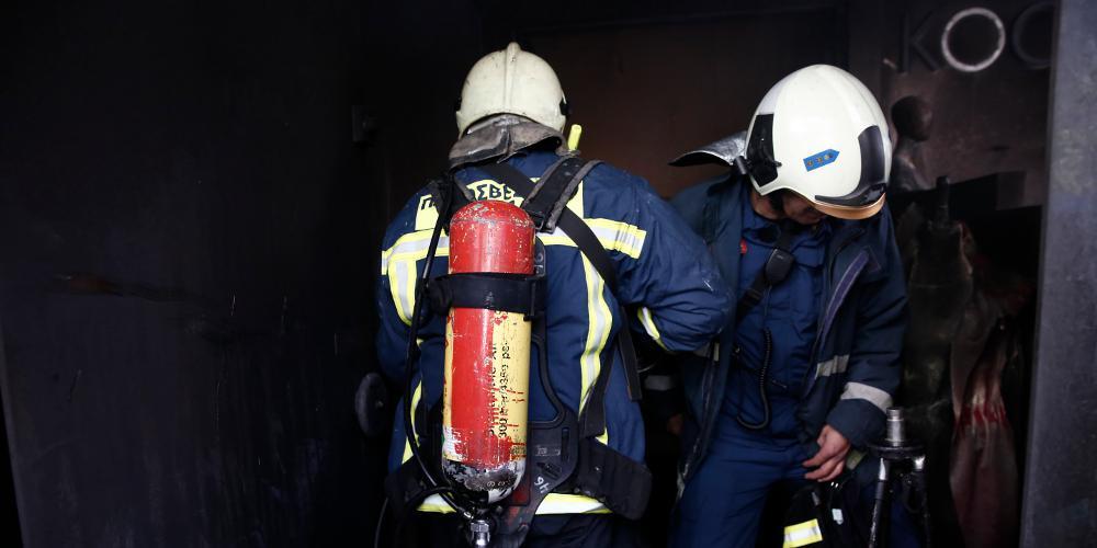 Απεγκλωβισμός ηλικιωμένης από φλεγόμενο διαμέρισμα από αστυνομικούς στην Καλαμαριά