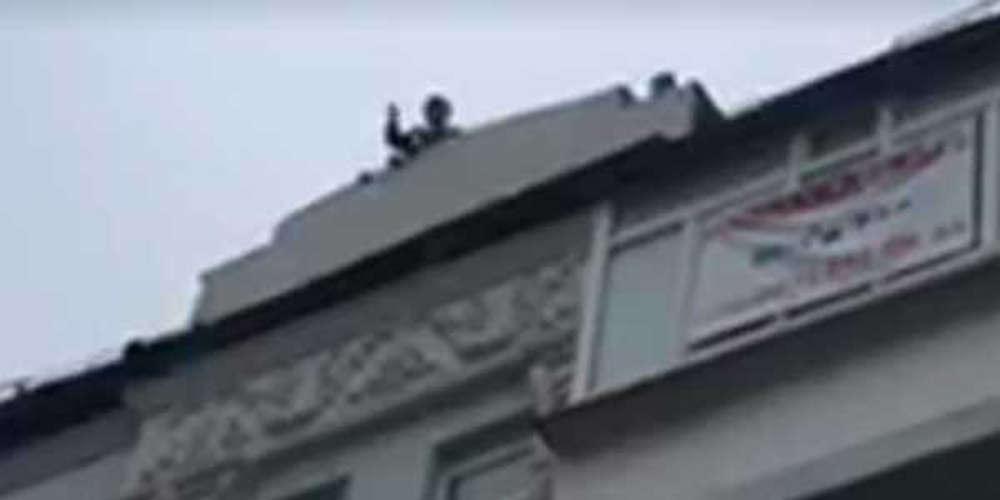 Απειλεί να πέσει από ταράτσα ο πρώην πρόεδρος της Γεωργίας [Ζωντανή εικόνα]