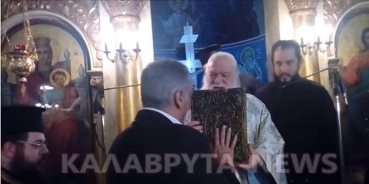 Ο Σκουρλέτης έσπρωξε το Ευαγγέλιο και απέφυγε να το ασπαστεί [βίντεο]