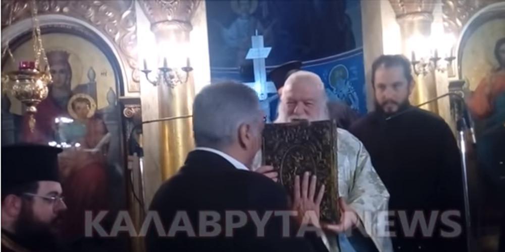 Ο Σκουρλέτης έσπρωξε το Ευαγγέλιο και απέφυγε να το ασπαστεί [βίντεο]