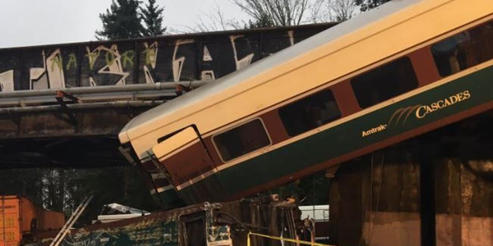 Οι πρώτες εικόνες από τον εκτροχιασμό του τρένου στην Ουάσινγκτον [βίντεο]