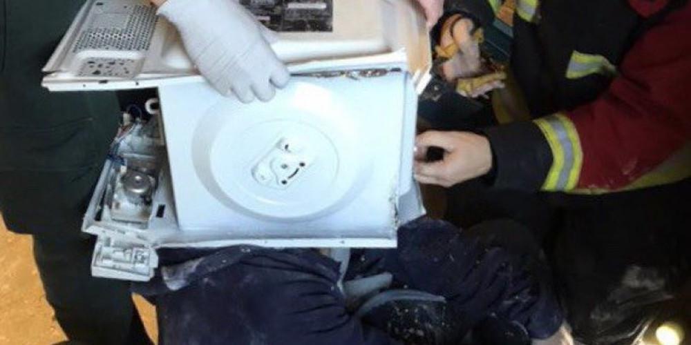 Απίστευτο: 22χρονος τσιμέντωσε το κεφάλι του σε φούρνο μικροκυμάτων [βίντεο]