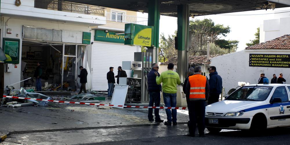 Βίντεο-ντοκουμέντο: Η στιγμή που βάζουν την βόμβα στο βενζινάδικο στην Ανάβυσσο