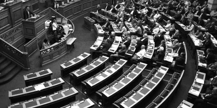 Υπερψηφίστηκε το νομοσχέδιο για τις προϋποθέσεις εισόδου και διαμονής αλλοδαπών