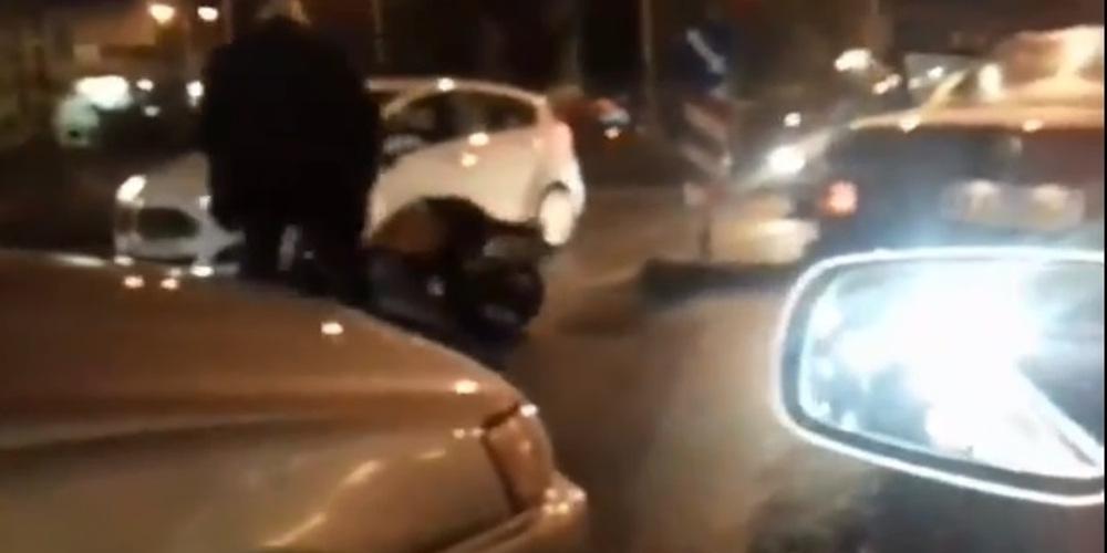 Απίστευτο ξύλο μεταξύ οδηγών πάνω στο δρόμο στην Πάτρα [βίντεο] 