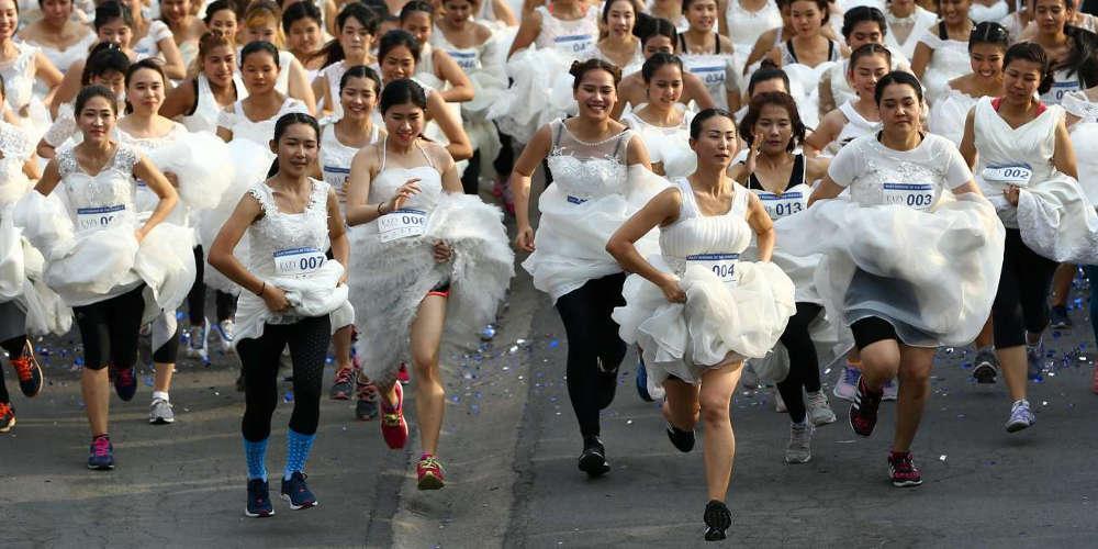 Παπάς στην Βρετανία βάζει πρόστιμο σε όσες νύφες αργούν να πάνε στον γάμο τους