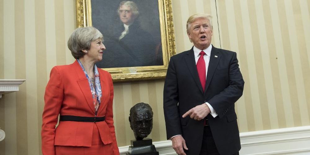 Η Μέι «προστατεύει» τον Τραμπ: Προτείνει συνάντηση στο εξοχικό της για να αποφύγει τους διαδηλωτές