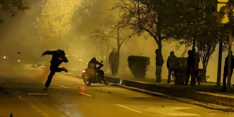 «Αγραφα» τα 4 στα 10 «ντου» που κάνουν οι μπαχαλάκηδες σε αστυνομικούς