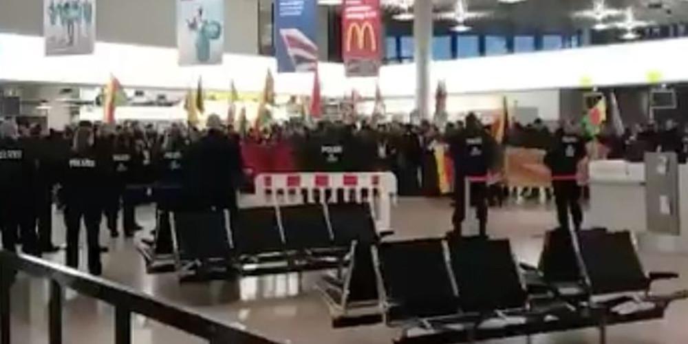 Χαμός στο αεροδρόμιο του Ανόβερο: Ξυλο και επεισόδια για την επίθεση της Τουρκίας στους Κούρδους της Συρίας [βίντεο]