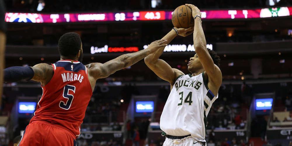 Απίστευτο κάρφωμα από Αντετοκούνμπο: Πέρασε πάνω από τον Χάρνταγουεϊ! [βίντεο]