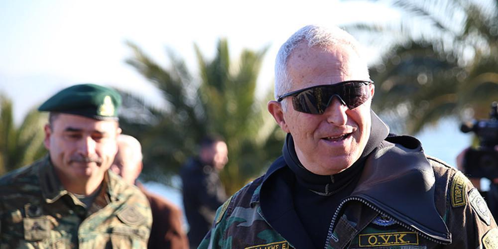 Ο Αρχηγός ΓΕΕΘΑ έκανε άλματα στατικού ιμάντα με αλεξίπτωτο και κατάδυση [εικόνες & βίντεο]