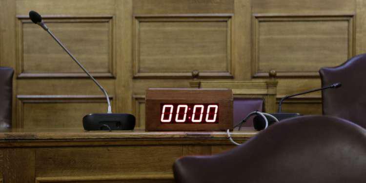 Στη Βουλή το πολυνομοσχέδιο: Αλλαγές στις απεργίες και μόνο ηλεκτρονικοί πλειστηριασμοί