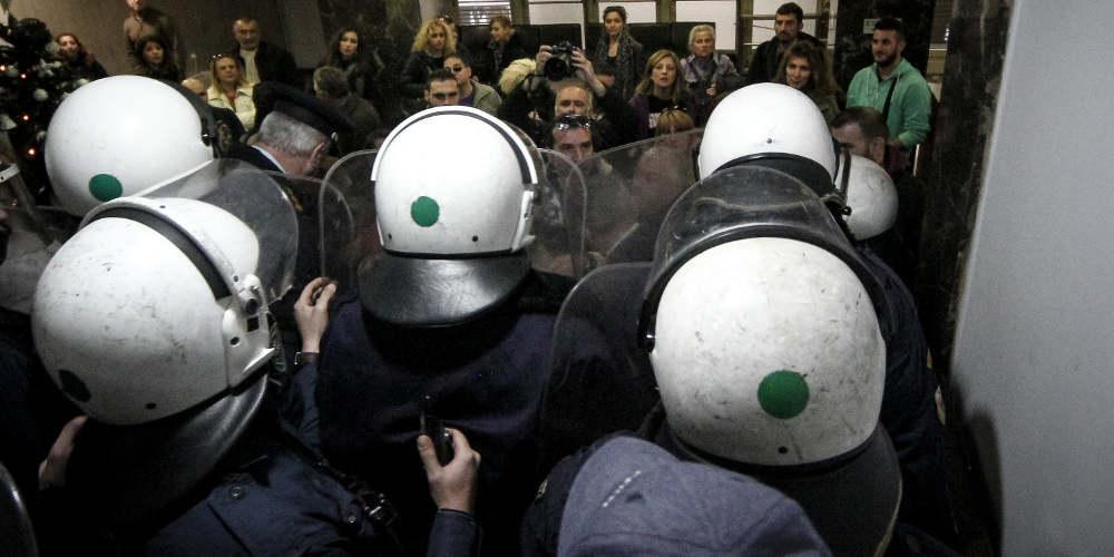 Σοβαρά επεισόδια στην είσοδο του υπουργείου Υγείας