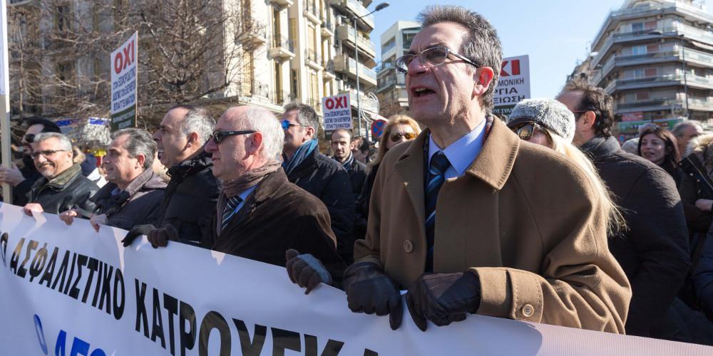 Αποκλειστικό: Εως και το μισό εισόδημα θα πάει για τις εισφορές το 2018