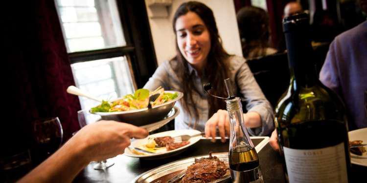 φαγητά Κορωνοϊός: Δεν φαίνεται μεταδίδεται από την κατάποση τροφίμων - Τι ισχύει για το νερό