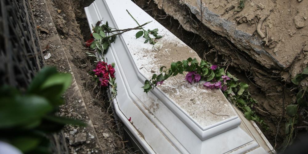 «Βγάλτε με έξω» - Πήγαν στην κηδεία και άκουσαν φωνή μέσα από το φέρετρο