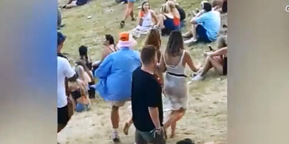 Άντρας χουφτώνει 20χρονη που κυκλοφορεί τόπλες και μετά... τις τρώει [βίντεο]