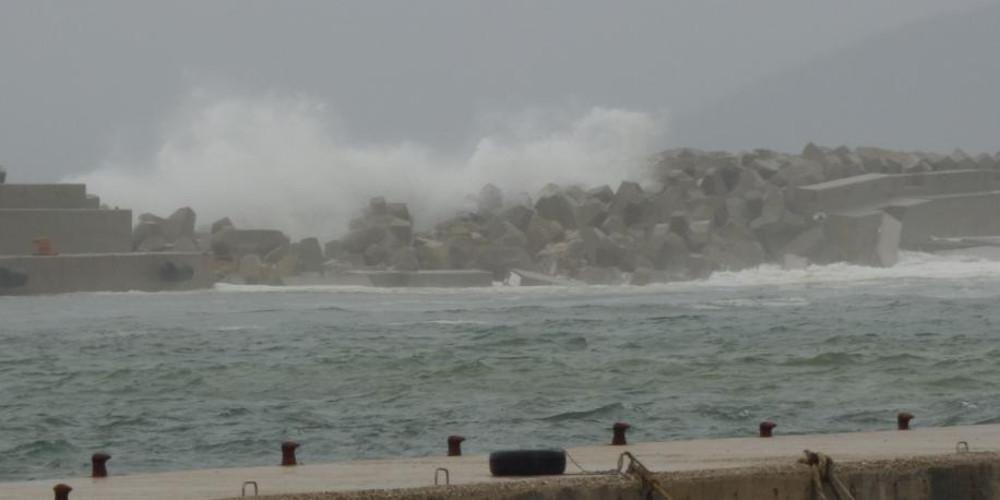 Καταστράφηκε το λιμάνι της Ικαρίας από τους ισχυρούς ανέμους [εικόνες]