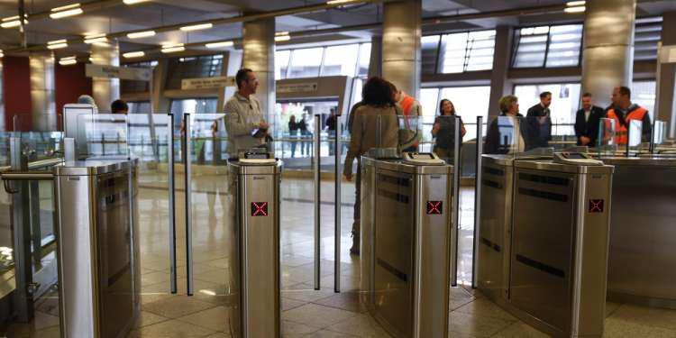 Αλλαγές στις συγκοινωνίες: Τραπεζικές κάρτες αντί ηλεκτρονικών εισιτηρίων και έλεγχοι με συνδρομή της ΕΛ.ΑΣ.