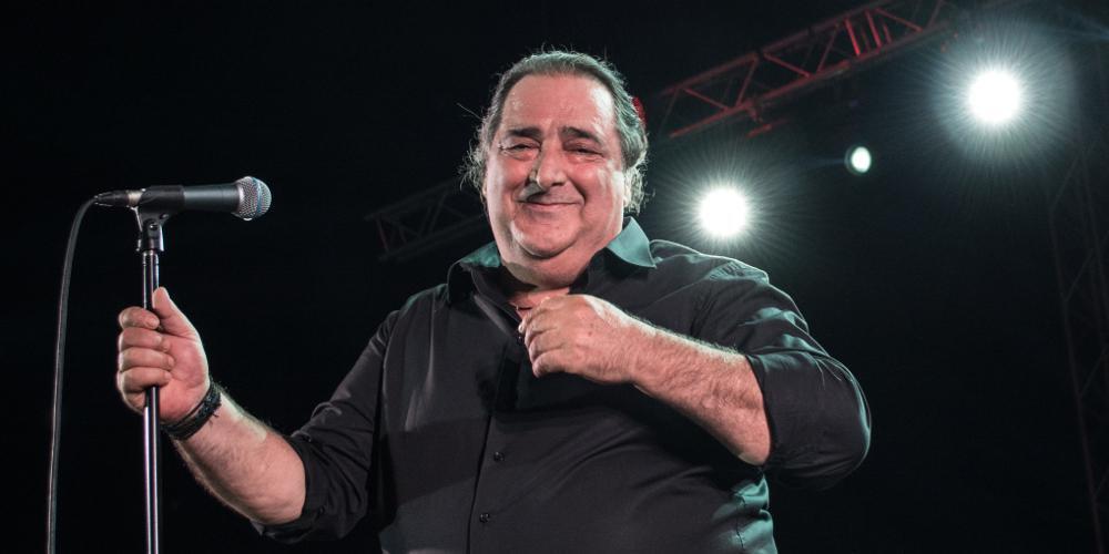 Βασίλης Καρράς Ο Καρράς τραγούδησε το «Μακεδονία Ξακουστή» στα μπουζούκια και έγινε χαμός! [βίντεο]