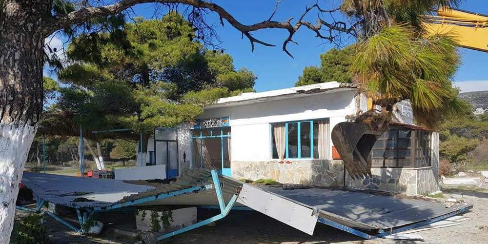 Ξεκίνησε η κατεδάφιση της πρώτης ταβέρνας στον Σχινιά [βίντεο]