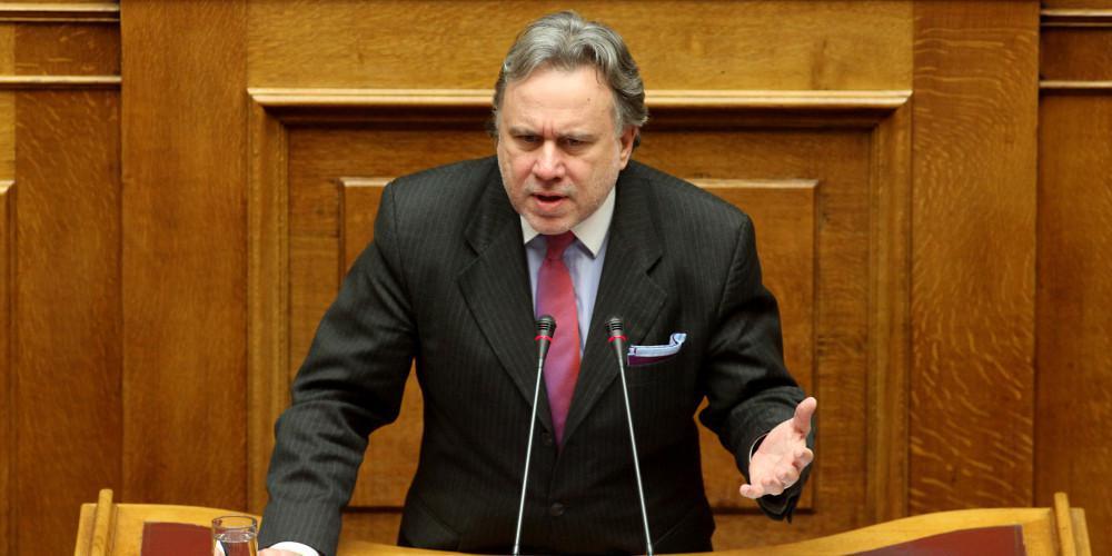 Ο Κατρούγκαλος κατέθεσε το επίσημο κείμενο του Συντάγματος της ΠΓΔΜ στην Βουλή