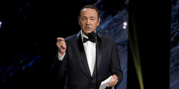 Κέβιν Σπέισι η επιστροφή: Απήγγειλε ποίηση και εντυπωσίασε μετά τις δικαστικές περιπέτειες [βίντεο]