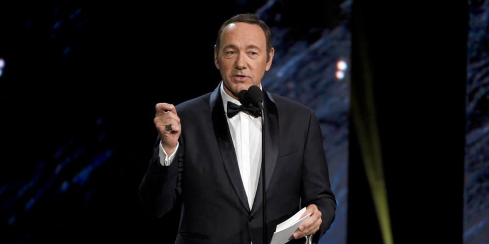 Κέβιν Σπέισι η επιστροφή: Απήγγειλε ποίηση και εντυπωσίασε μετά τις δικαστικές περιπέτειες [βίντεο]