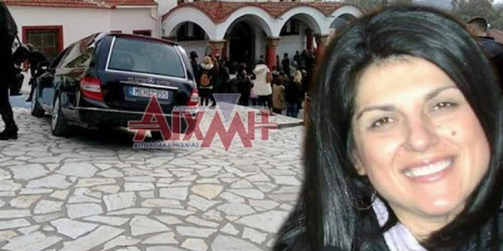 Σπαραγμός στην κηδεία της 44χρονης Ειρήνης στο Μεσολόγγι [εικόνες]