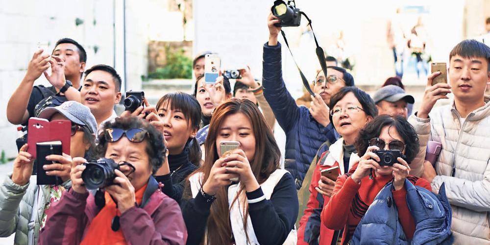 Οι Ευρωπαίοι στρώνουν κόκκινο χαλί στους Κινέζους και τα… γουάν τους
