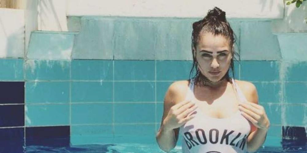 Κόνι Μεταξά: Η φωτογραφία στην πισίνα με το μικροσκοπικό μπικίνι και το λάγνο βλέμμα