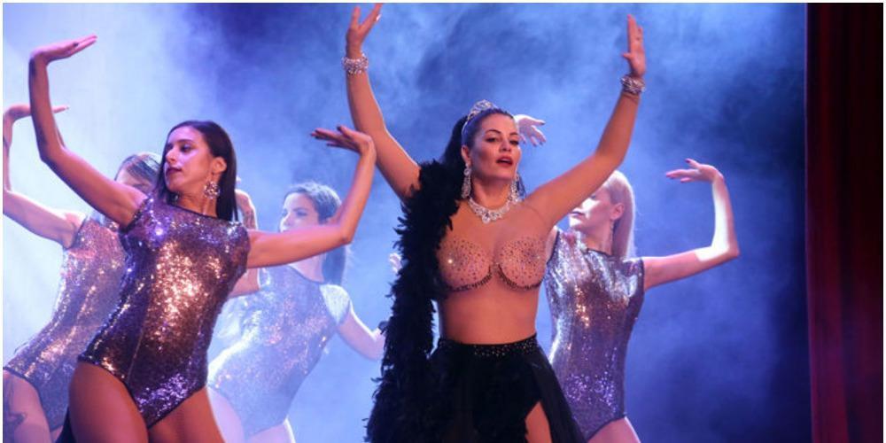 Εγκεφαλικά… προκαλεί το περιβόητο κοστούμι της Κορινθίου [εικόνα]