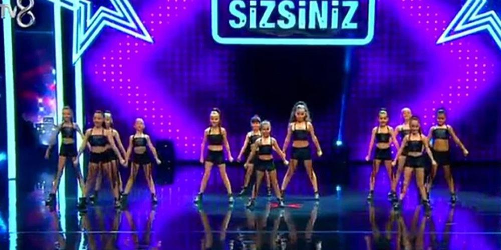 Πρόστιμο σε τηλεοπτικό κανάλι για κορίτσια με σορτς σε εκπομπή ταλέντων