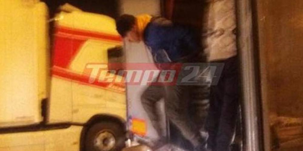 Σκηνές χάους στο λιμάνι της Πάτρας: Μετανάστες «μπουκάρουν» σε νταλίκες [εικόνες & βίντεο]