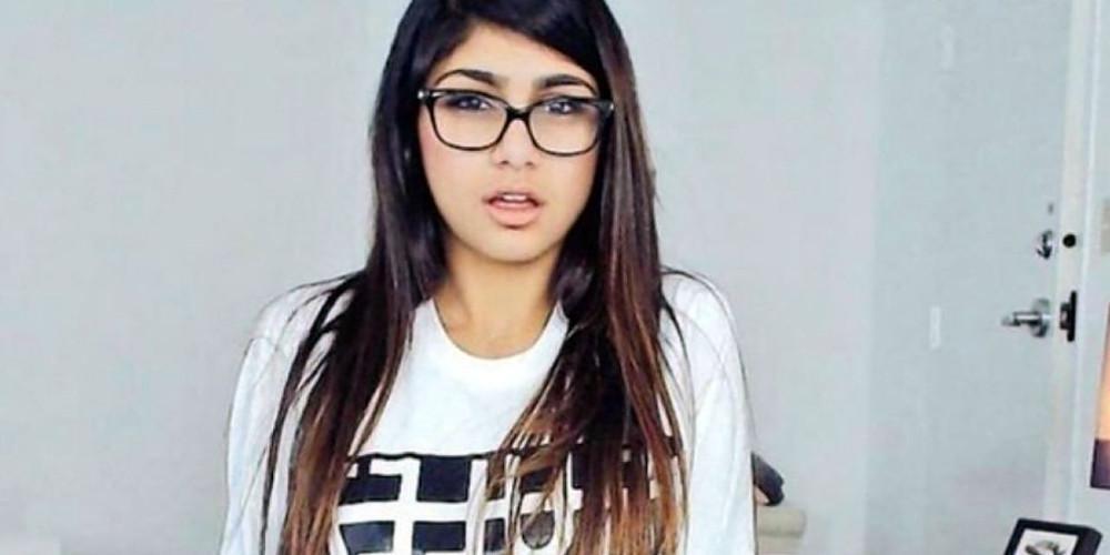 Απίστευτο: Η Mia Khalifa λίγο έλειψε να πιάσει τα γεννητικά όργανα παλαιστή [βίντεο]