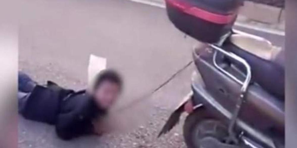 Σοκαριστικό: Μητέρα έδεσε το γιο της και τον έσερνε πίσω από το μηχανάκι [βίντεο]