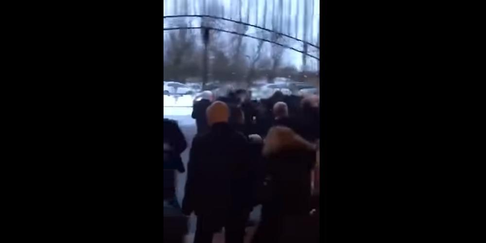 Απίστευτος καβγάς σε κηδεία: Έπεσαν μπουνιές και κλωτσιές! [βίντεο]Απίστευτος καβγάς σε κηδεία: Έπεσαν μπουνιές και κλωτσιές! [βίντεο]