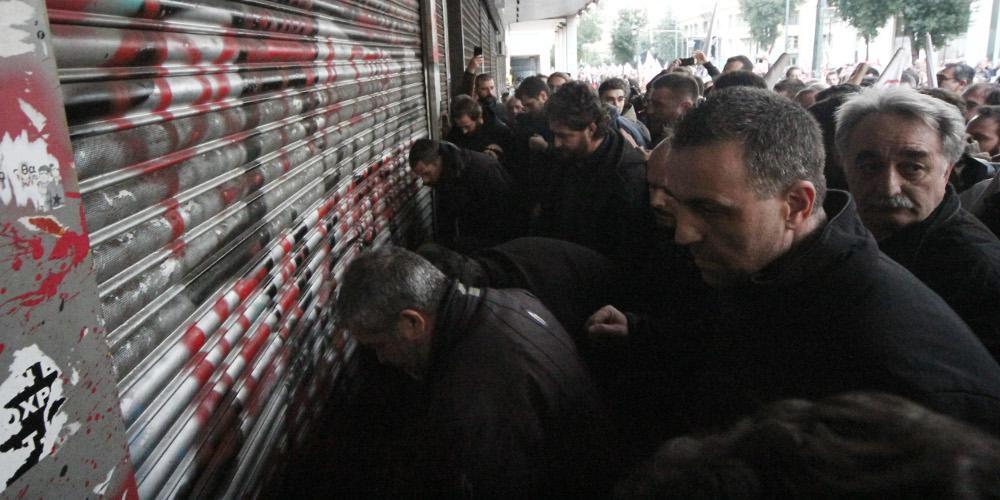 «Ντου» του ΠΑΜΕ στο υπουργείο Εργασίας για το Πολυνομοσχέδιο [εικόνες]