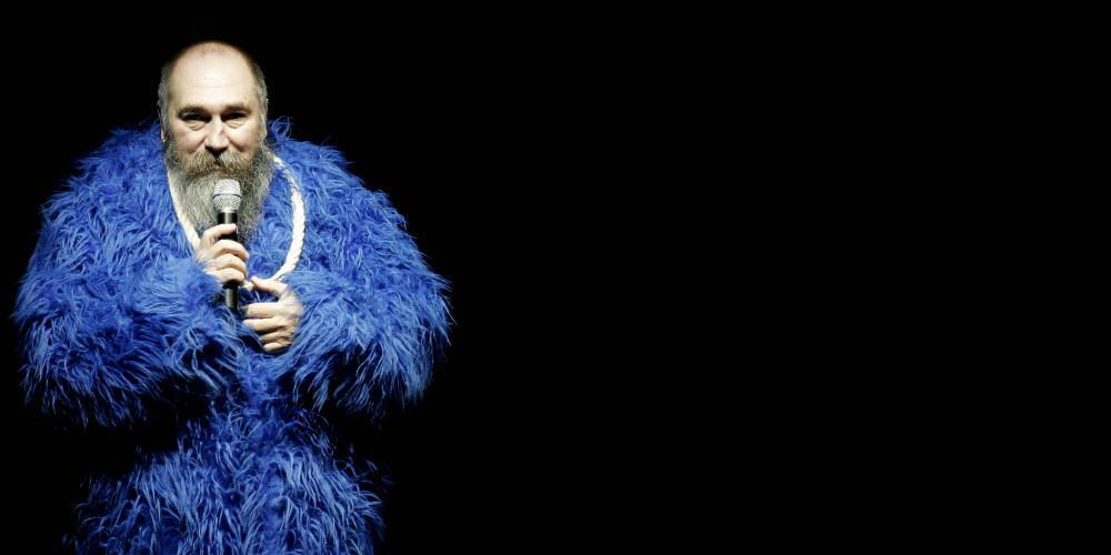 Ποιος ήταν ο Τζίμης Πανούσης: Το έργο του αθυρόστομου καλλιτέχνη που δεν έμοιαζε με κανέναν άλλο [εικόνες & βίντεο]