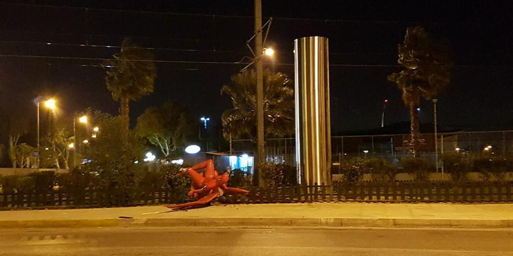 Οι άνεμοι «γκρέμισαν» τον «Κόκκινο Αγγελο» του Παλαιού Φαλήρου [εικόνες]